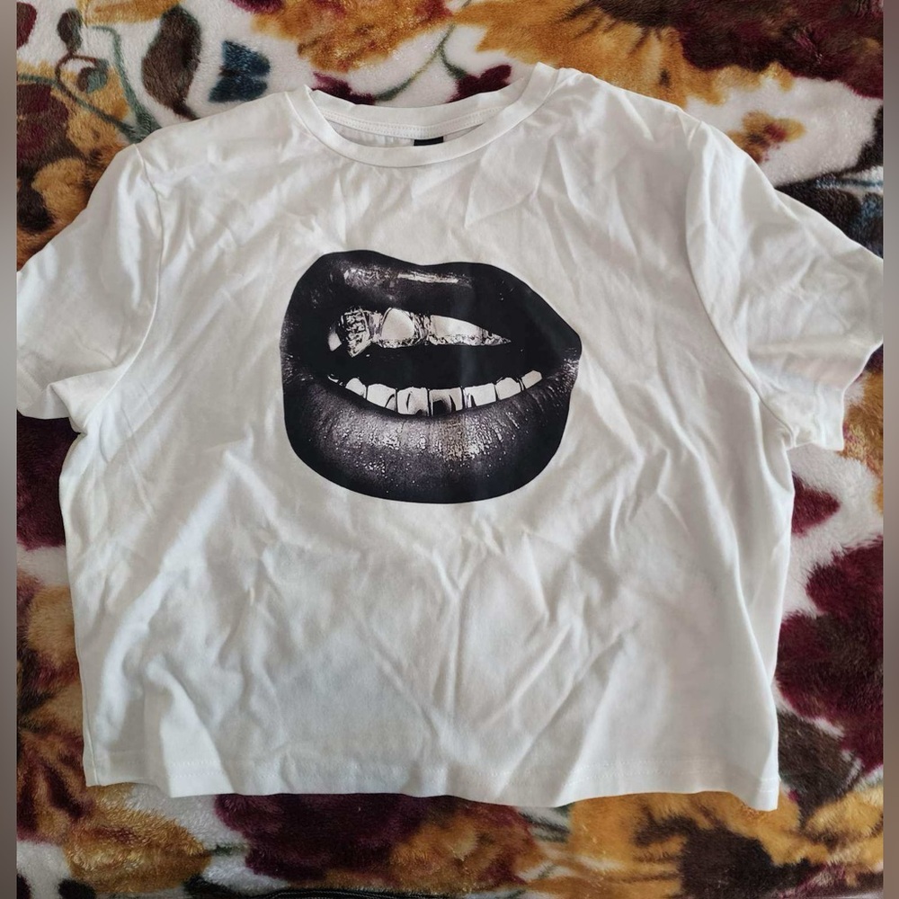 Black/White Grill Teeth/Lip pic crop Tshirt size XL